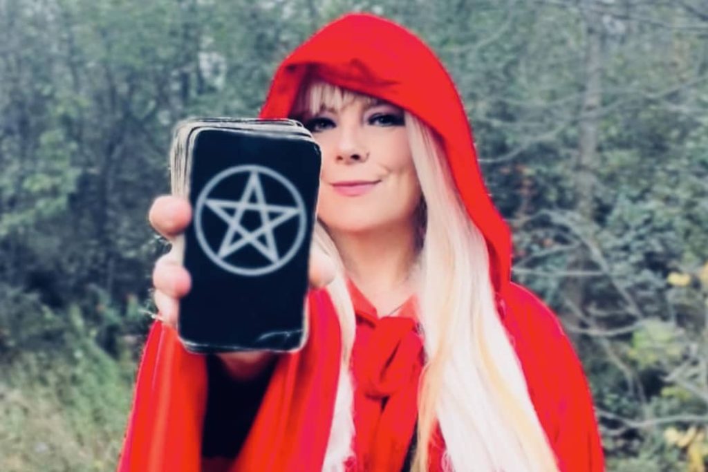 Maggie Moon - Tarot Readings